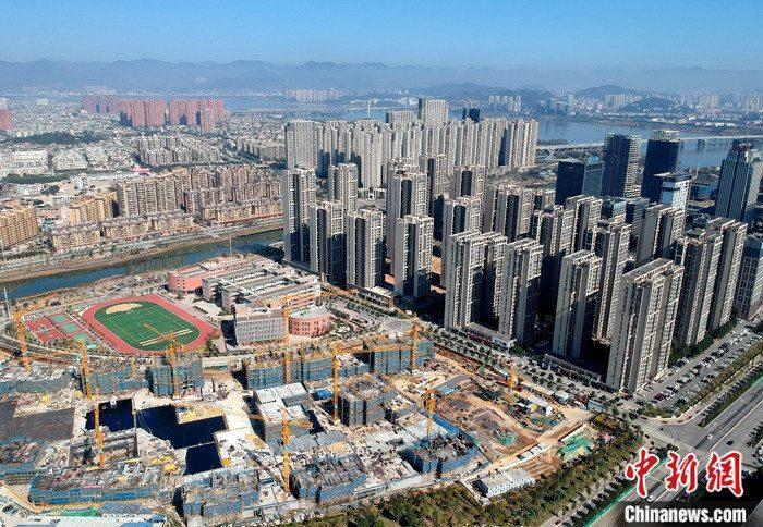 資料圖：航拍福州市閩江畔一處新建住宅。 a target='_blank' href='http://www.chinanews.com/'中新社/a記者 呂明 攝