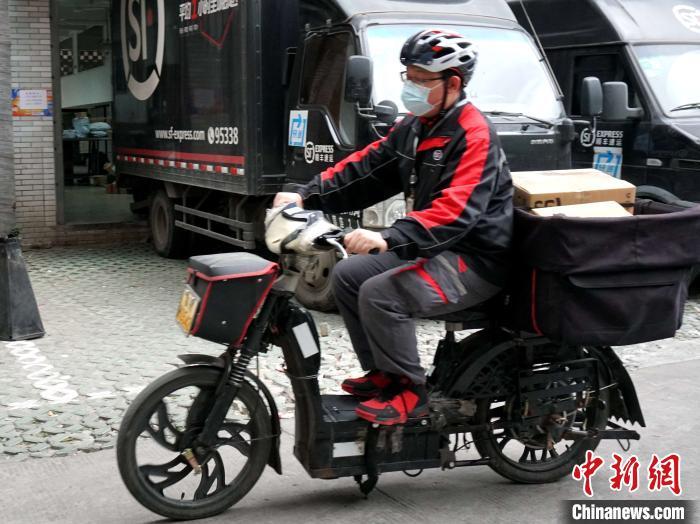 順豐快遞員正在忙碌著送件。葉秋云 攝