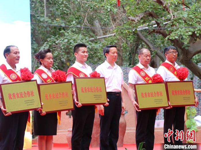 活動當(dāng)日，吐魯番優(yōu)秀農(nóng)民合作社、十佳農(nóng)民致富帶頭人獲得表彰。胡嘉琛 攝