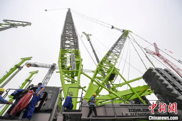 中聯(lián)重科工程機(jī)械產(chǎn)品。楊華峰 攝