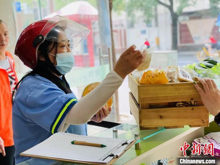 民眾前往分發(fā)點(diǎn)領(lǐng)取月餅。綠洲食物銀行供圖