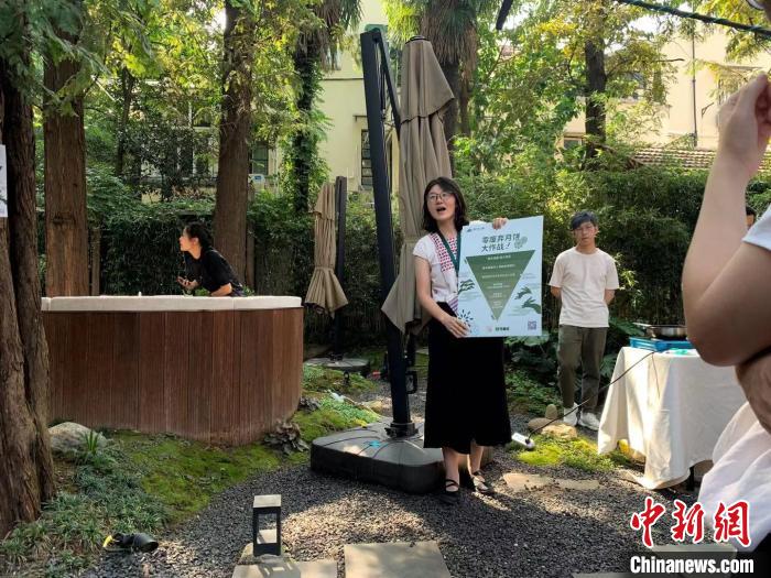 圖為月餅改造線下工作坊現(xiàn)場(chǎng)。李姝徵 攝