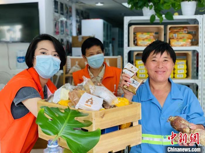 環(huán)衛(wèi)工人領(lǐng)取由民眾捐贈(zèng)的月餅。綠洲食物銀行供圖