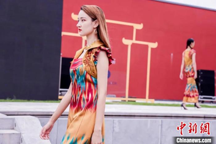 以新疆和田艾德萊斯綢為主題的非遺時(shí)尚秀亮相2021北京時(shí)裝周。北京時(shí)裝周組委會(huì)供圖