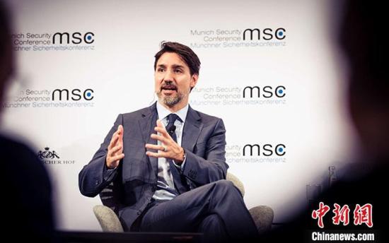 當(dāng)?shù)貢r間2月14日，第56屆慕尼黑安全會議在德國慕尼黑開幕，將持續(xù)至16日。一年一度的慕尼黑安全會議是全球規(guī)模最大的國際安全政策會議，本屆慕安會將有超過500名高級別代表出席，其中包括法國、加拿大、德國等30余國元首或政府首腦以及上百名各國外長和防長。圖為加拿大總理特魯多出席當(dāng)天的一場對話會。a target='_blank' href='http://www.chinanews.com/'中新社/a發(fā) MSC／Kuhlmann 攝