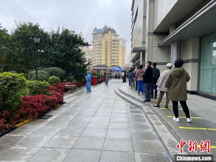 哈爾濱市市民排隊(duì)做核酸檢測(cè)。劉錫菊 攝