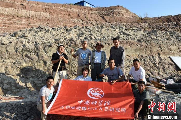 中科院古脊椎所野外科考隊在野外工作合影(圖片來自張立召)。中科院古脊椎所 供圖