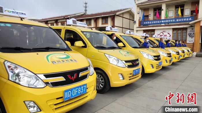 圖為宜賓市江安縣“金通工程”客運(yùn)車(chē)輛。王鵬 攝