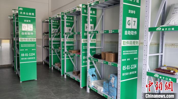 圖為江安縣陽(yáng)春鎮(zhèn)姜廟村金通郵快驛站的快遞貨架。王鵬 攝