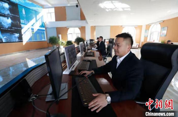 在麻地梁煤礦， 身著白襯衫，坐在寬敞明亮的智能調(diào)度集控中心，實(shí)現(xiàn)遠(yuǎn)程“一鍵采煤”已成為現(xiàn)實(shí)。金墨 攝