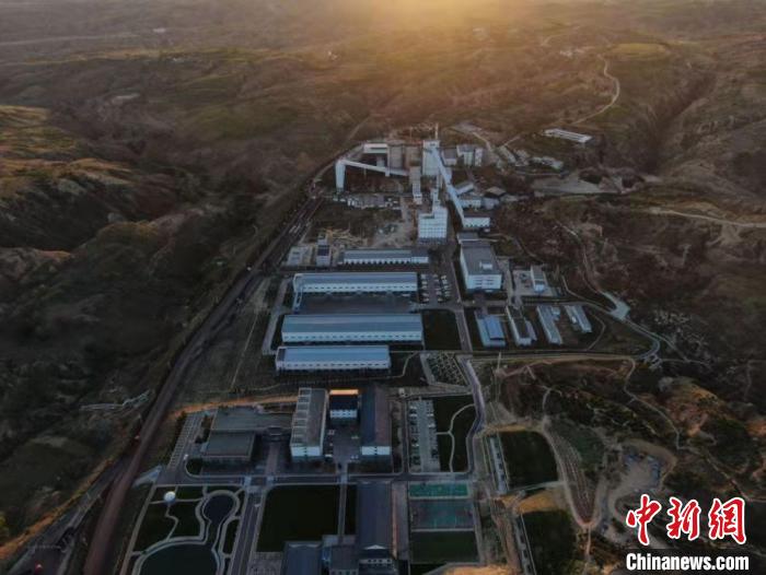 圖為麻地梁煤礦鳥(niǎo)瞰圖。金墨 攝