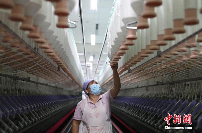 資料圖：工作人員在一座紡織扶貧車間的生產(chǎn)線上忙碌。a target='_blank' href='http://www.chinanews.com/'中新社/a記者 于晶 攝