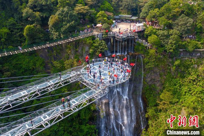 清遠(yuǎn)古龍峽空中玻璃景觀平臺(tái) 柳青 攝