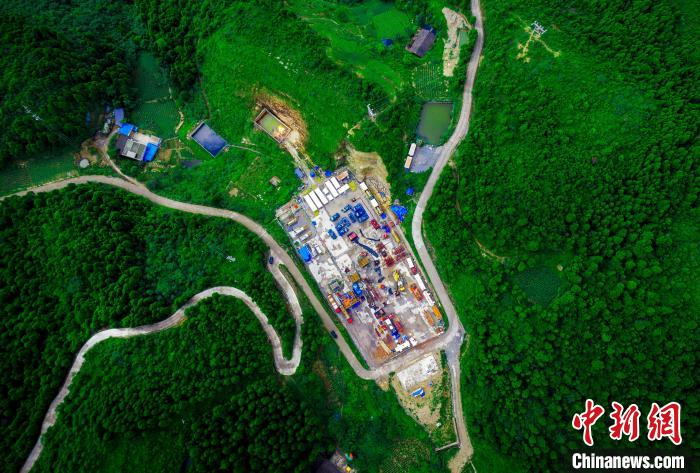 圖為涪陵頁巖氣田焦頁106平臺(tái)鳥瞰。中國(guó)石化江漢油田涪陵頁巖氣公司供圖