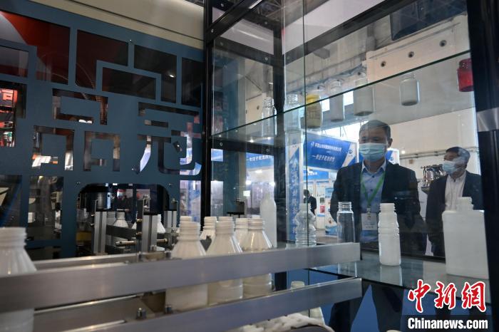 圖為第三屆中國·滄縣塑料中空制品展覽會現(xiàn)場。翟羽佳 攝