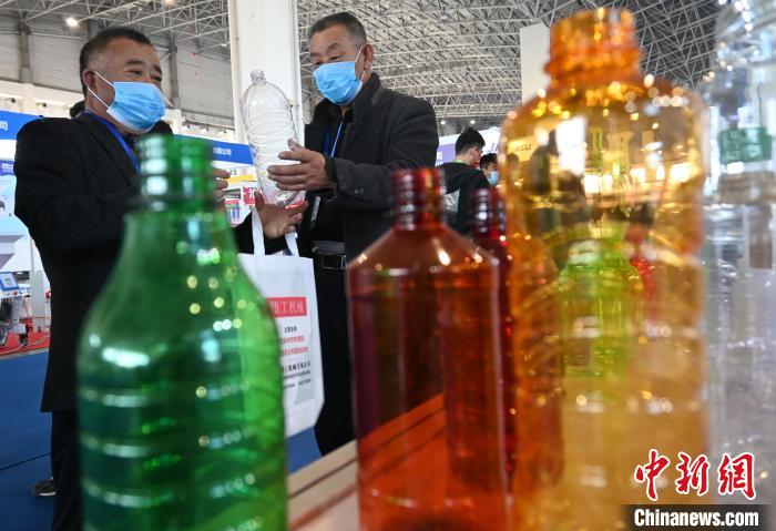 圖為第三屆中國·滄縣塑料中空制品展覽會現(xiàn)場。翟羽佳 攝