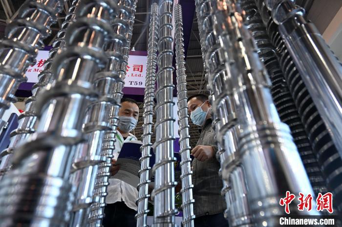 圖為第三屆中國·滄縣塑料中空制品展覽會現(xiàn)場。翟羽佳 攝