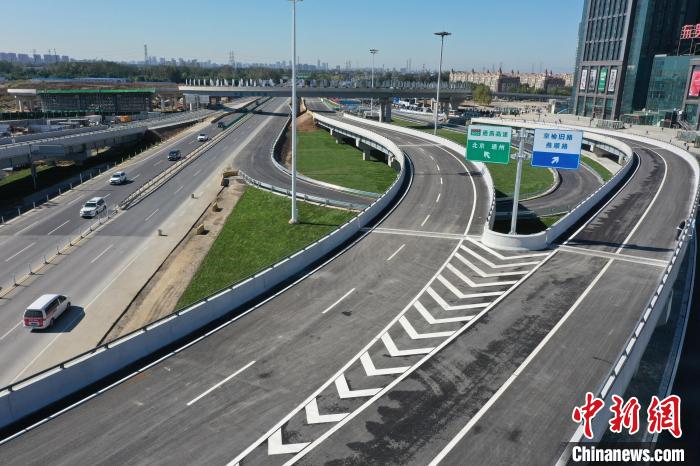 圖為通燕高速燕郊出口立交樞紐。劉向 攝