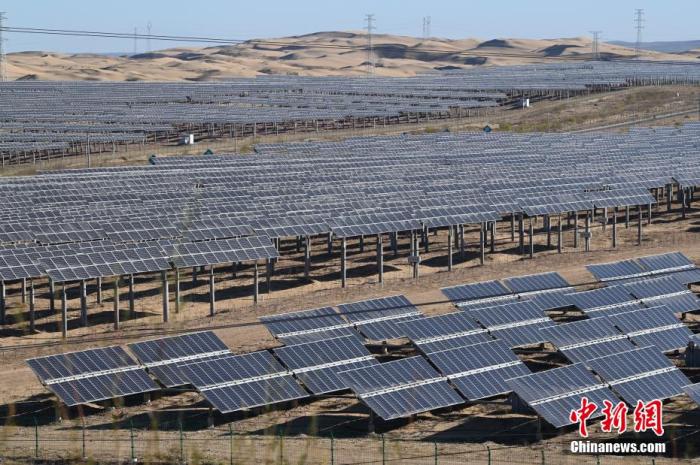 資料圖：運(yùn)行中的達(dá)拉特光伏基地。 劉文華 攝