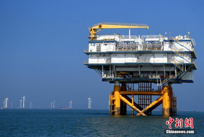 資料圖：福建省福清市興化灣海上風(fēng)電升壓站。 陳蒸 攝