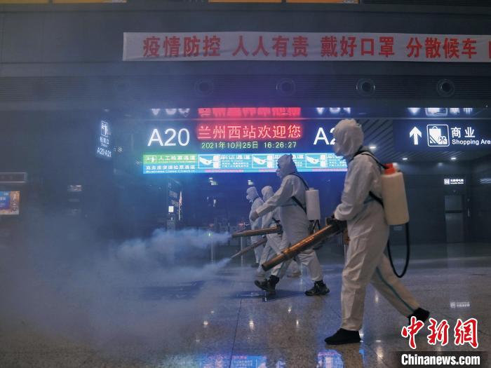 資料圖：連日來，蘭州西站進(jìn)行“地毯式”消殺，保旅客出行安全。楊艷敏 攝