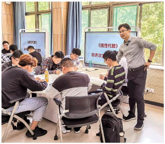 山東財經(jīng)大學數(shù)學與數(shù)量經(jīng)濟學院副教授宋浩(右一)在為學生上課，他在B站已擁有246萬粉絲。(受訪者供圖)