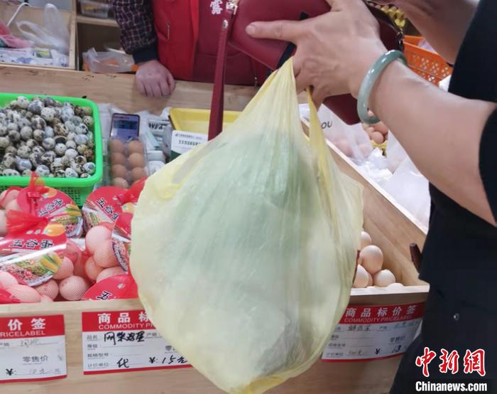 北京市西城區(qū)某菜市場(chǎng)售賣(mài)的雞蛋。 a target='_blank' href='http://www.chinanews.com/' 中新網(wǎng)/a記者 謝藝觀 攝