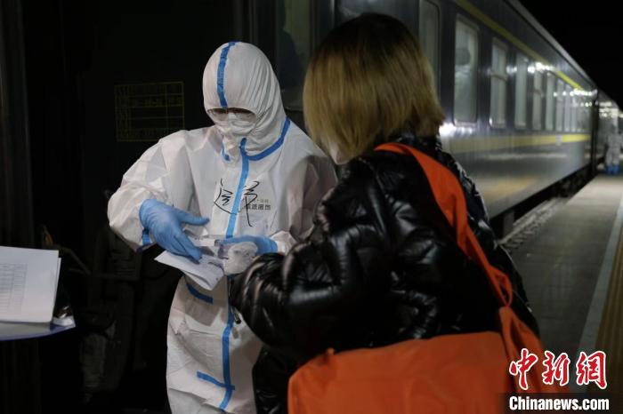 圖為鐵路工作人員正在核對額濟納返程旅客信息。夏亮 攝