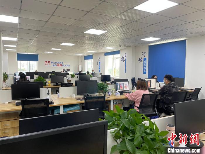 工作人員正在進(jìn)行內(nèi)容審核。祝歡 攝