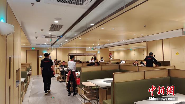 某五線城市的海底撈門店。 左雨晴 攝