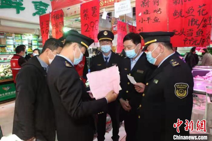 圖為檢查組對超市進行突擊檢查。呼和浩特市市場監(jiān)管局供圖