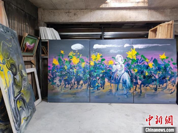 圖為畫家野山虎笑在洪江村的工作室。劉美伶 攝