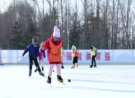 穆棱市奧林匹克體育公園冰場上的滑冰愛好者.png