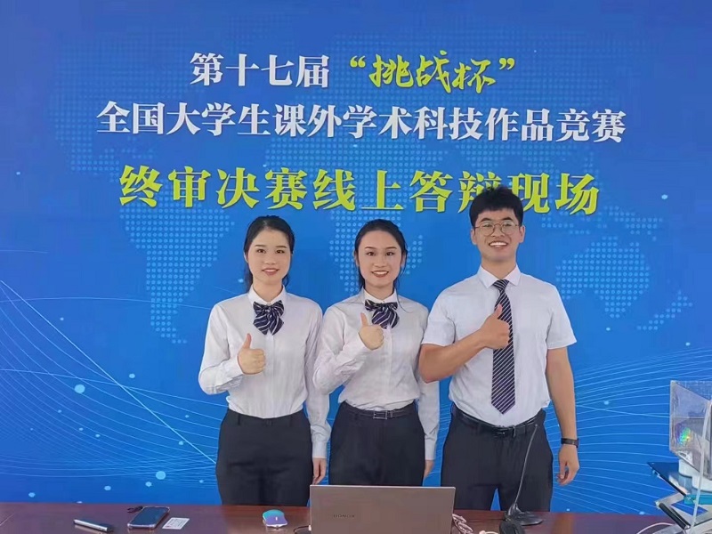 海師學(xué)子在決賽答辯現(xiàn)場.jpg