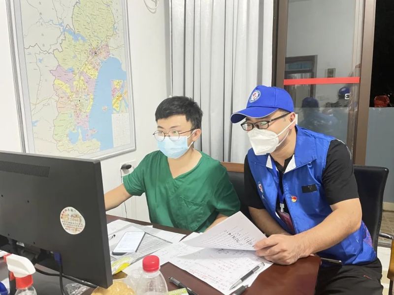 志愿者孫世杰，王建光完成流調(diào)數(shù)據(jù)核實(shí)工作.jpg