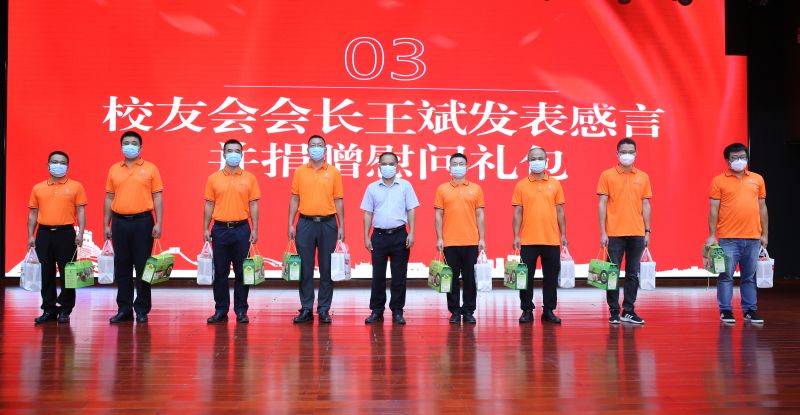 海南師范大學(xué)校友會(huì)會(huì)長(zhǎng)王斌為志愿者發(fā)放慰問(wèn)禮包.jpg