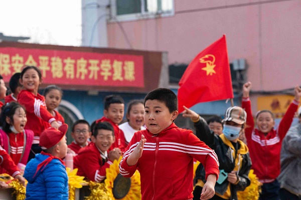 校園里處處灑滿黨的陽光   黃艷杰.jpg