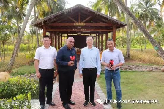 崔鵬偉書記代表熱科院向Bootii Nauan部長和David Ateti Teaabo大使贈送椰雕花瓶。.jpg