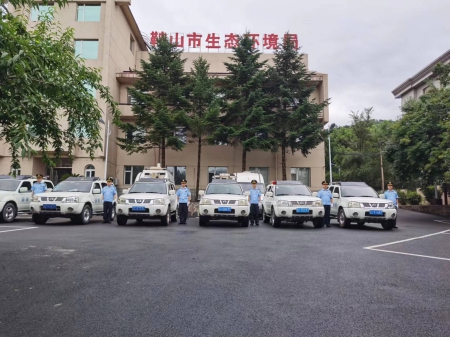 執(zhí)法車輛蓄勢待發(fā)。攝影 董楠楠(1).jpg
