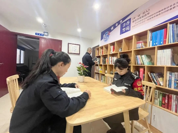 20231130  福安巡特警反恐大隊(duì)與市圖書(shū)館共建警民圖書(shū)流動(dòng)站3.jpeg