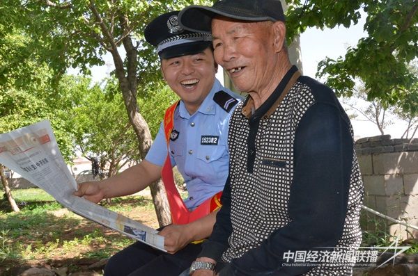 阿拉善左旗烏力吉邊境派出所黨員民警深入轄區(qū)，與老黨員共同學(xué)習(xí)貫徹黨的先進(jìn)理論。.jpg?v=1703828328