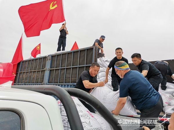 阿拉善左旗烏力吉邊境派出所全體民警主動請纓，立即投入裝卸、分發(fā)抗旱飼草料工作中，受到駐地黨委政府和牧民群眾一致好評。.jpg?v=1703828328