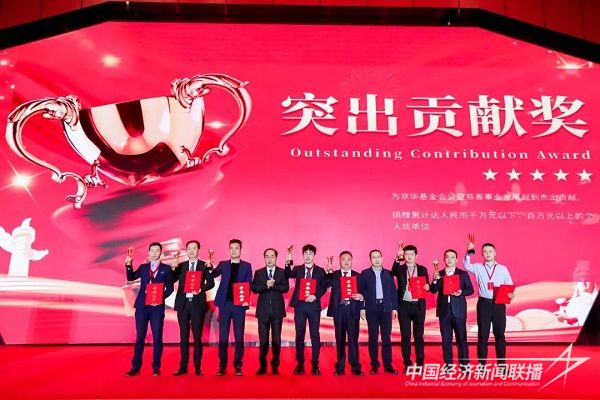 趙學(xué)剛副局長為鄭武執(zhí)行會長頒授“5A級社會組織”牌匾5.jpg?v=1704718177