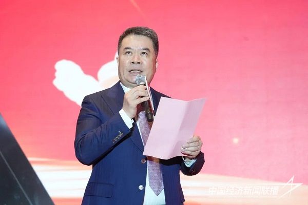 趙學(xué)剛副局長為鄭武執(zhí)行會(huì)長頒授“5A級(jí)社會(huì)組織”牌匾2.jpg?v=1704724774