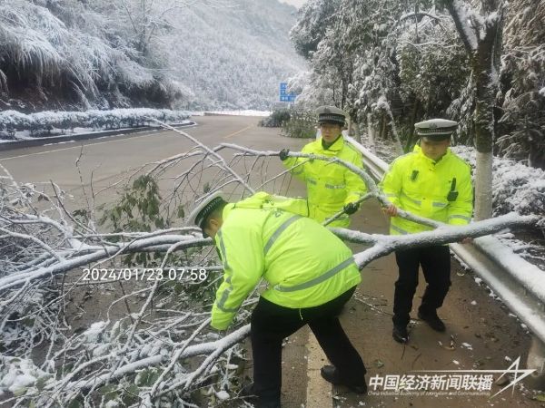 20240124  福安“雪警”保民生安全護道路暢通8.jpeg