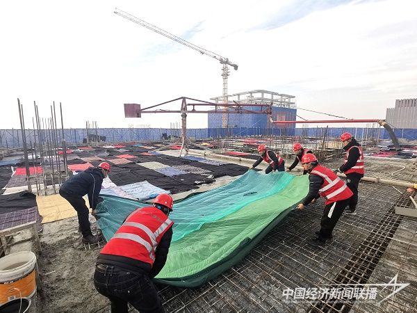 四川恒泰達(dá)盛建筑公司配合中鐵十八局北京公司在匯程國際中心項(xiàng)目鋪設(shè)阻燃性保溫材料保障冬季施工安全質(zhì)量（伍振 攝）.jpg?v=1706498308