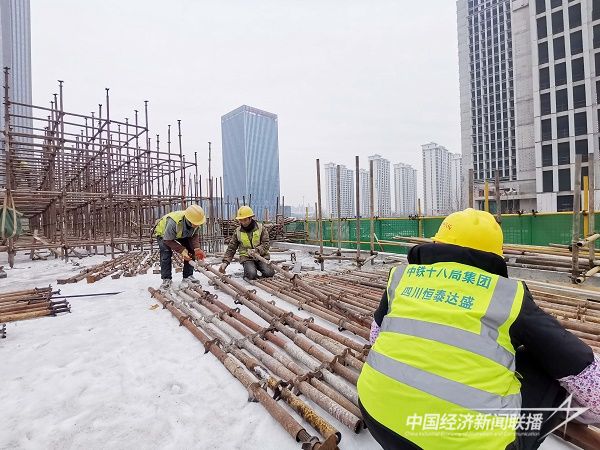 四川恒泰達(dá)盛建筑公司建設(shè)者配合中鐵十八局北京公司匯程國際中心項(xiàng)目部冒著嚴(yán)寒檢修腳手架橫桿（伍振 攝）.jpg?v=1706498308
