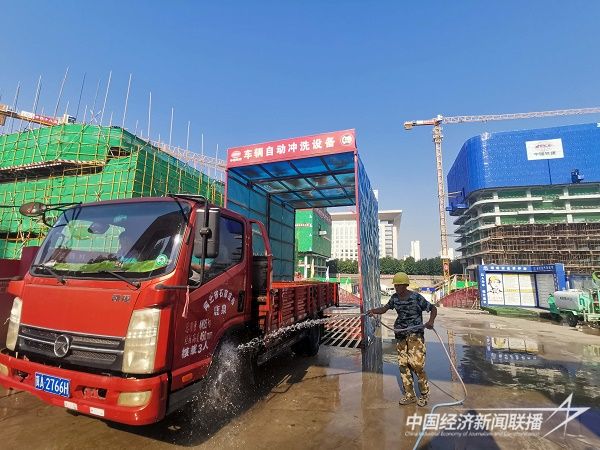 中鐵十八局集團(tuán)北京公司河北項(xiàng)目群建設(shè)者在正定匯程國際中心項(xiàng)目通過車輛自動(dòng)沖洗設(shè)備沖洗進(jìn)出工地車輛（伍振 攝）.jpg?v=1706498308