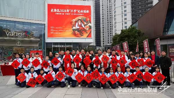 20240130  龍海區(qū)31名“小書法家”義務(wù)寫春聯(lián)1.jpg?v=1706678015