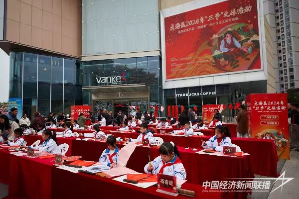 20240130  龍海區(qū)31名“小書法家”義務(wù)寫春聯(lián)2.jpg?v=1706678015